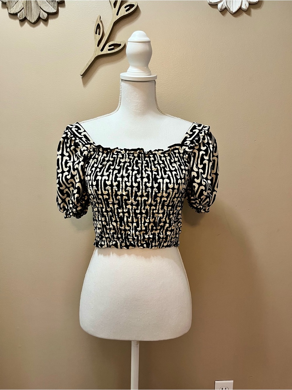 Monteau Los Angeles Black and Cream Smocked Puff Sleeve Crop Top Size Medium